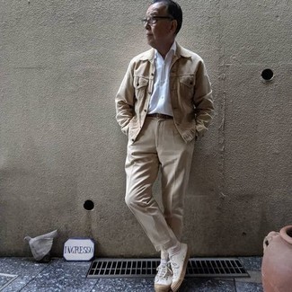60 Jährige: Welche Businesshemden mit weißer niedriger Sneakers zu tragen – 28 Herren Outfits