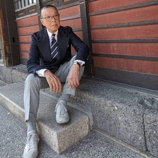 60 Jährige: Welche Businesshemden mit weißer niedriger Sneakers zu tragen – 15 Sommer Herren Outfits