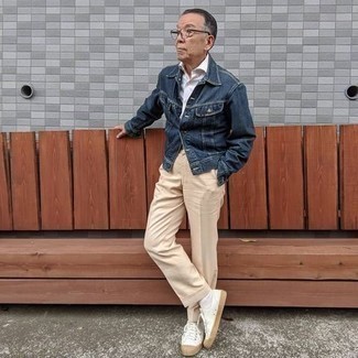 60 Jährige: Welche Businesshemden mit weißer niedriger Sneakers zu tragen – 28 Herren Outfits