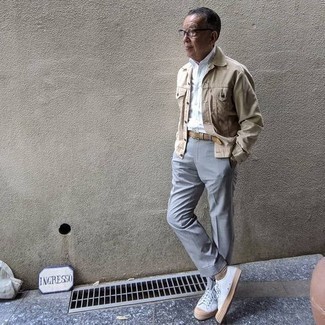 60 Jährige: Welche Businesshemden mit weißer niedriger Sneakers zu tragen – 28 Herren Outfits