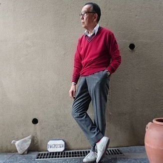 60 Jährige: Welche Businesshemden mit weißer niedriger Sneakers zu tragen – 28 Herren Outfits