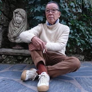 60 Jährige: Welche Businesshemden mit weißer niedriger Sneakers zu tragen – 28 Herren Outfits