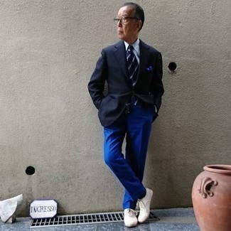 60 Jährige: Welche Businesshemden mit weißer niedriger Sneakers zu tragen – 28 Herren Outfits