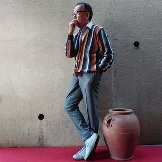 60 Jährige: Welche Businesshemden mit weißer niedriger Sneakers zu tragen – 28 Herren Outfits