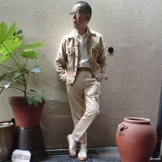 60 Jährige: Welche Businesshemden mit weißer niedriger Sneakers zu tragen – 28 Herren Outfits