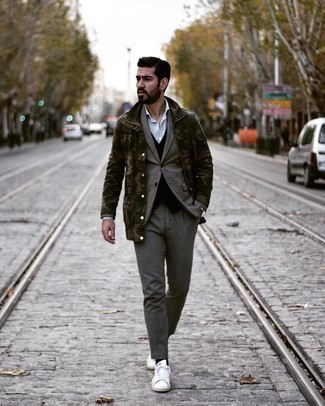 Welche Businesshemden mit weißer niedriger Sneakers zu tragen – 11 Elegante Herren Outfits kühl Wetter