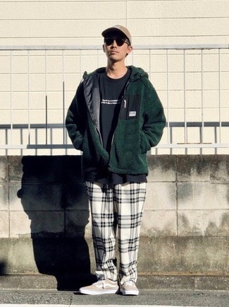 Weiße Chinohose mit Schottenmuster kombinieren – 10 Herren Outfits