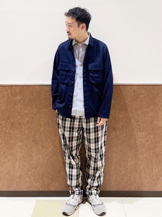 Weiße Chinohose mit Schottenmuster kombinieren – 10 Herren Outfits
