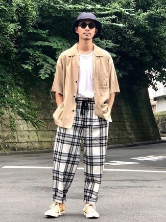 Weiße Chinohose mit Schottenmuster kombinieren – 10 Herren Outfits