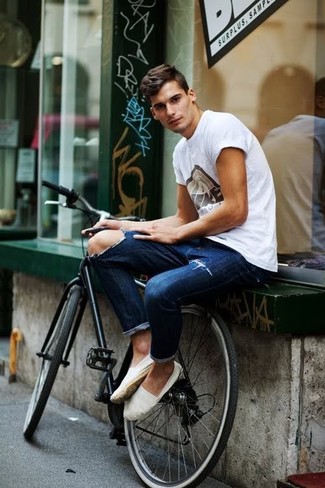 Weißes bedrucktes T-Shirt mit einem Rundhalsausschnitt kombinieren – 1252+ Herren Outfits
