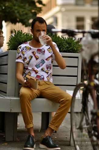 Weißes bedrucktes T-Shirt mit einem Rundhalsausschnitt kombinieren – 1252+ Herren Outfits
