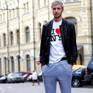 Weißes bedrucktes T-Shirt mit einem Rundhalsausschnitt kombinieren – 1252+ Herren Outfits