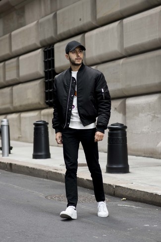 Weißes bedrucktes T-Shirt mit einem Rundhalsausschnitt kombinieren – 1252+ Herren Outfits