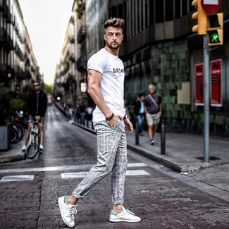 Weißes bedrucktes T-Shirt mit einem Rundhalsausschnitt kombinieren – 1252+ Herren Outfits