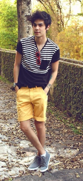 Wie weiße Socken mit senf Shorts zu kombinieren – 38 Herren Outfits