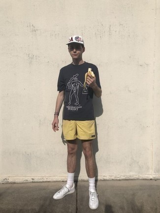 Wie weiße Socken mit senf Shorts zu kombinieren – 38 Herren Outfits