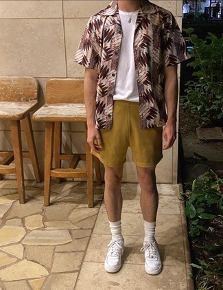 Wie weiße Socken mit senf Shorts zu kombinieren – 38 Herren Outfits
