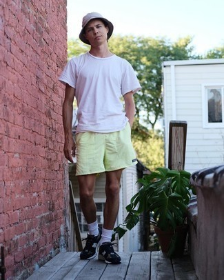 Wie weiße Socken mit senf Shorts zu kombinieren – 38 Herren Outfits