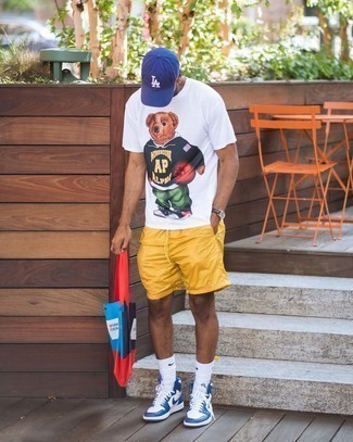 Wie weiße Socken mit senf Shorts zu kombinieren – 38 Herren Outfits