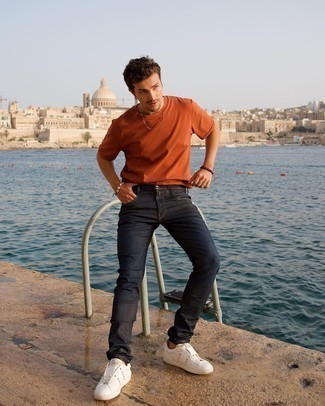 Weiße beschlagene Leder niedrige Sneakers kombinieren – 5 Herren Outfits