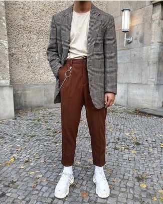 Weiße Wildleder Sportschuhe kombinieren – 4 Herren Outfits