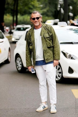 Welche T-Shirts mit einem Rundhalsausschnitt mit weißen Sweatshirt zu tragen – 20 Herren Outfits