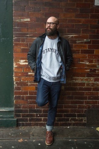 Welche T-Shirts mit einem Rundhalsausschnitt mit weißen Sweatshirt zu tragen – 20 Herren Outfits