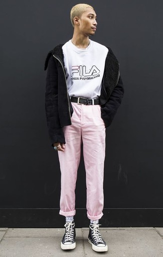 Welche T-Shirts mit einem Rundhalsausschnitt mit weißen Sweatshirt zu tragen – 20 Herren Outfits