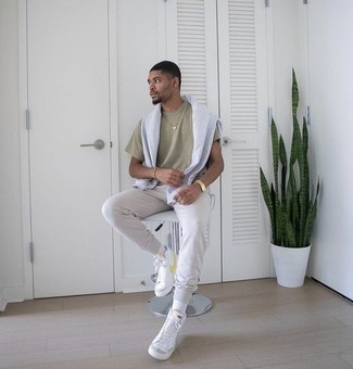 Welche T-Shirts mit einem Rundhalsausschnitt mit weißen Sweatshirt zu tragen – 20 Herren Outfits