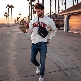 Welche T-Shirts mit einem Rundhalsausschnitt mit weißen Sweatshirt zu tragen – 20 Herren Outfits