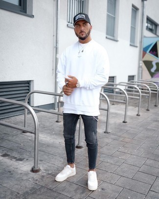 Welche T-Shirts mit einem Rundhalsausschnitt mit weißen Sweatshirt zu tragen – 20 Herren Outfits