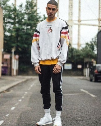 Welche T-Shirts mit einem Rundhalsausschnitt mit weißen Sweatshirt zu tragen – 20 Herren Outfits