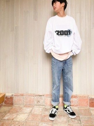 Welche T-Shirts mit einem Rundhalsausschnitt mit weißen Sweatshirt zu tragen – 20 Herren Outfits