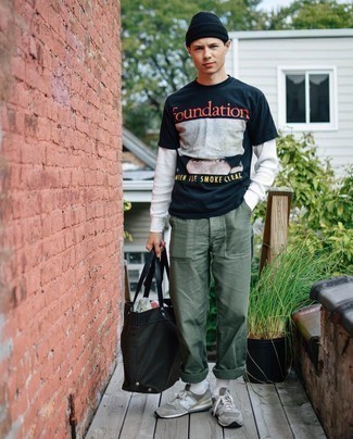 Welche T-Shirts mit einem Rundhalsausschnitt mit weißen Sweatshirt zu tragen – 20 Herren Outfits