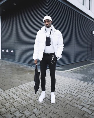 Wie weißen Rollkragenpullover mit schwarzer enger Jeans zu kombinieren – 34 Herren Outfits