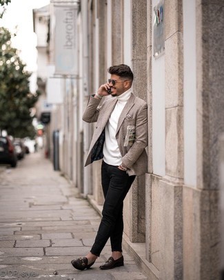 Wie weißen Rollkragenpullover mit schwarzer enger Jeans zu kombinieren – 34 Herren Outfits