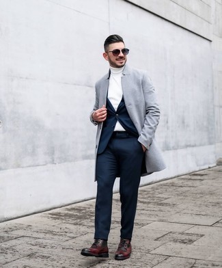 Wie weißen Rollkragenpullover mit dunkelblauen Anzuges zu kombinieren – 29 Herren Outfits