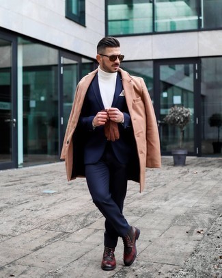 Wie weißen Rollkragenpullover mit dunkelblauen Anzuges zu kombinieren – 29 Herren Outfits