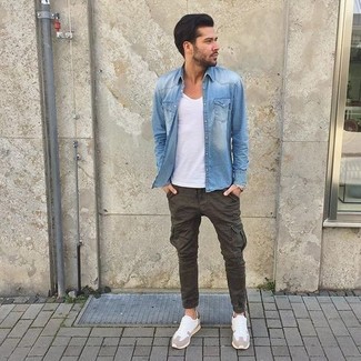 Welche Sportschuhe mit weißen T-Shirts mit einem V-Ausschnitt zu tragen – 27 Herren Outfits