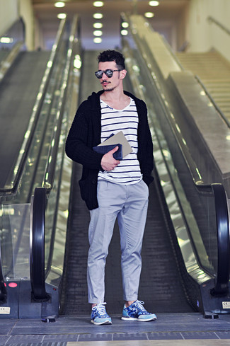 Welche Sportschuhe mit weißen T-Shirts mit einem V-Ausschnitt zu tragen – 27 Herren Outfits