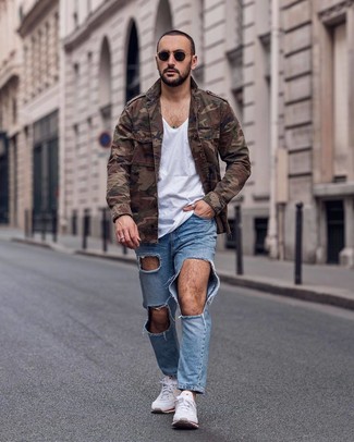 Welche Sportschuhe mit weißen T-Shirts mit einem V-Ausschnitt zu tragen – 27 Herren Outfits