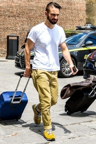 Welche Sportschuhe mit weißen T-Shirts mit einem V-Ausschnitt zu tragen – 27 Herren Outfits