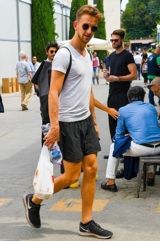 Welche Sportschuhe mit weißen T-Shirts mit einem V-Ausschnitt zu tragen – 27 Herren Outfits