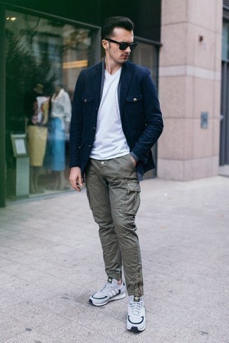 Welche Sportschuhe mit weißen T-Shirts mit einem V-Ausschnitt zu tragen – 27 Herren Outfits