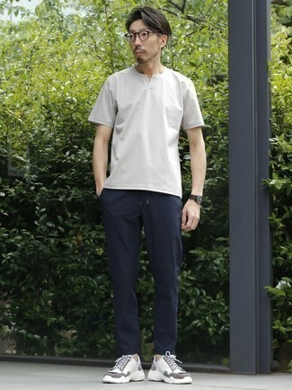 Welche Sportschuhe mit weißen T-Shirts mit einem V-Ausschnitt zu tragen – 27 Herren Outfits