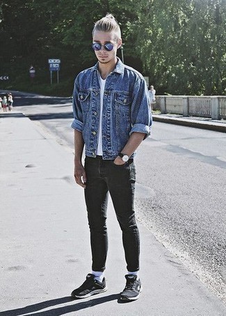 Welche Sportschuhe mit weißen T-Shirts mit einem V-Ausschnitt zu tragen – 27 Herren Outfits