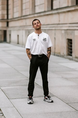 Welche Sportschuhe mit weißen T-Shirts mit einem V-Ausschnitt zu tragen – 7 Lässige Herren Outfits