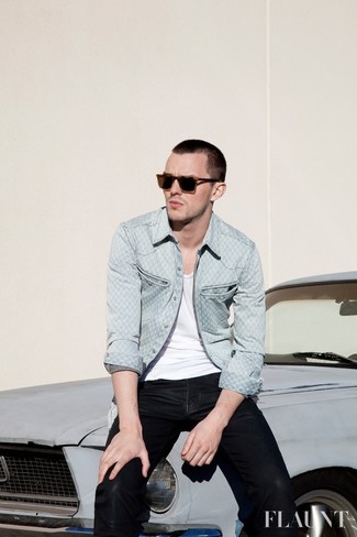 Welche Jeanshemden mit weißen T-Shirts mit einem V-Ausschnitt zu tragen – 16 Herren Outfits