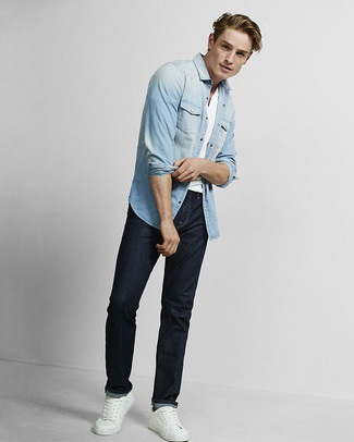Welche Jeanshemden mit weißen T-Shirts mit einem V-Ausschnitt zu tragen – 16 Herren Outfits