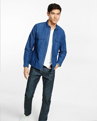 Welche Jeanshemden mit weißen T-Shirts mit einem V-Ausschnitt zu tragen – 16 Herren Outfits